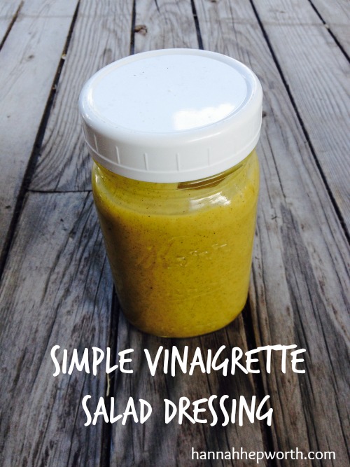 Simple Vinaigrette Salad Dressing | https://www.hannahhepworth.com #realfood #saladdressing #vinaigrettedressing